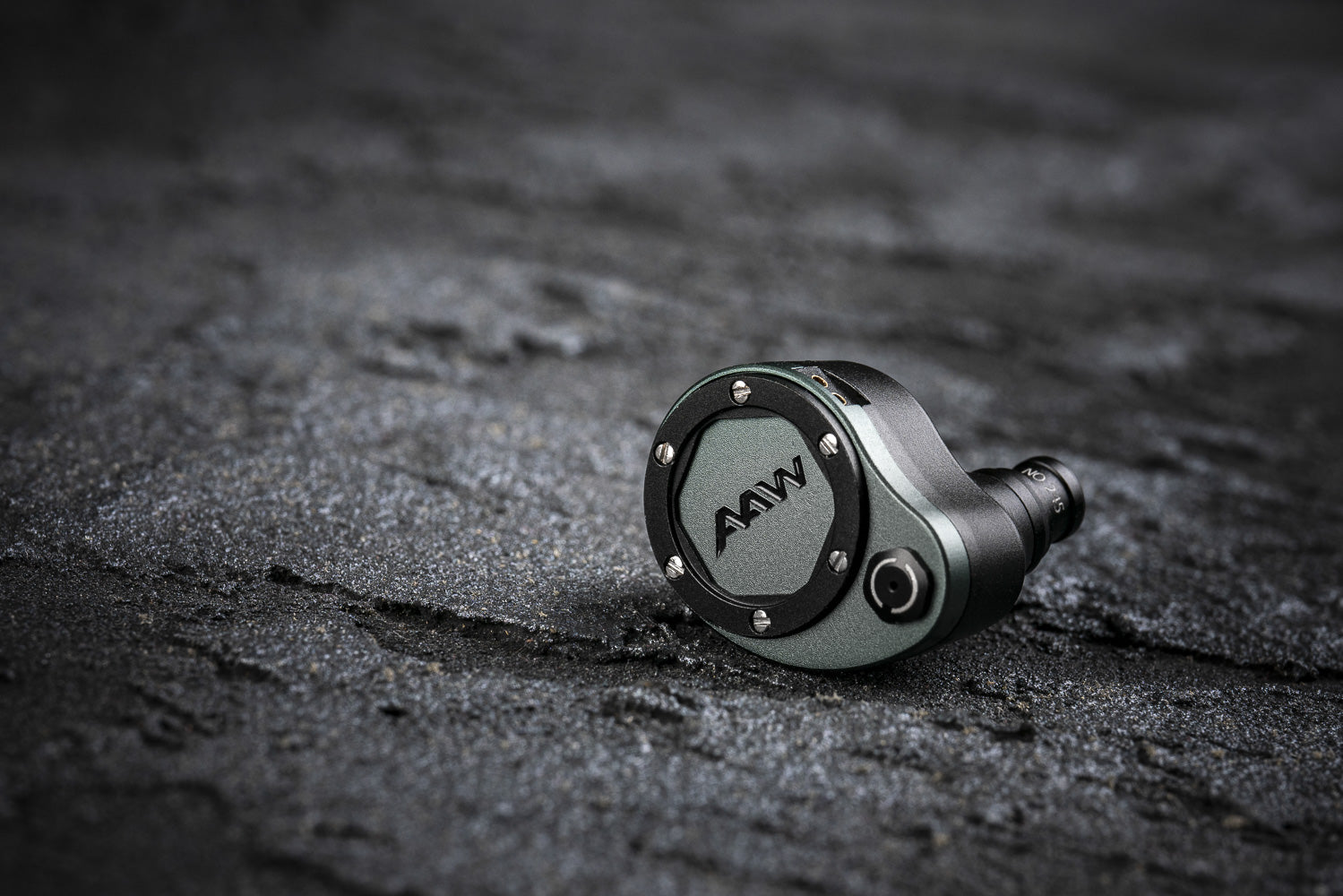 Halcyon single shell on textured surface