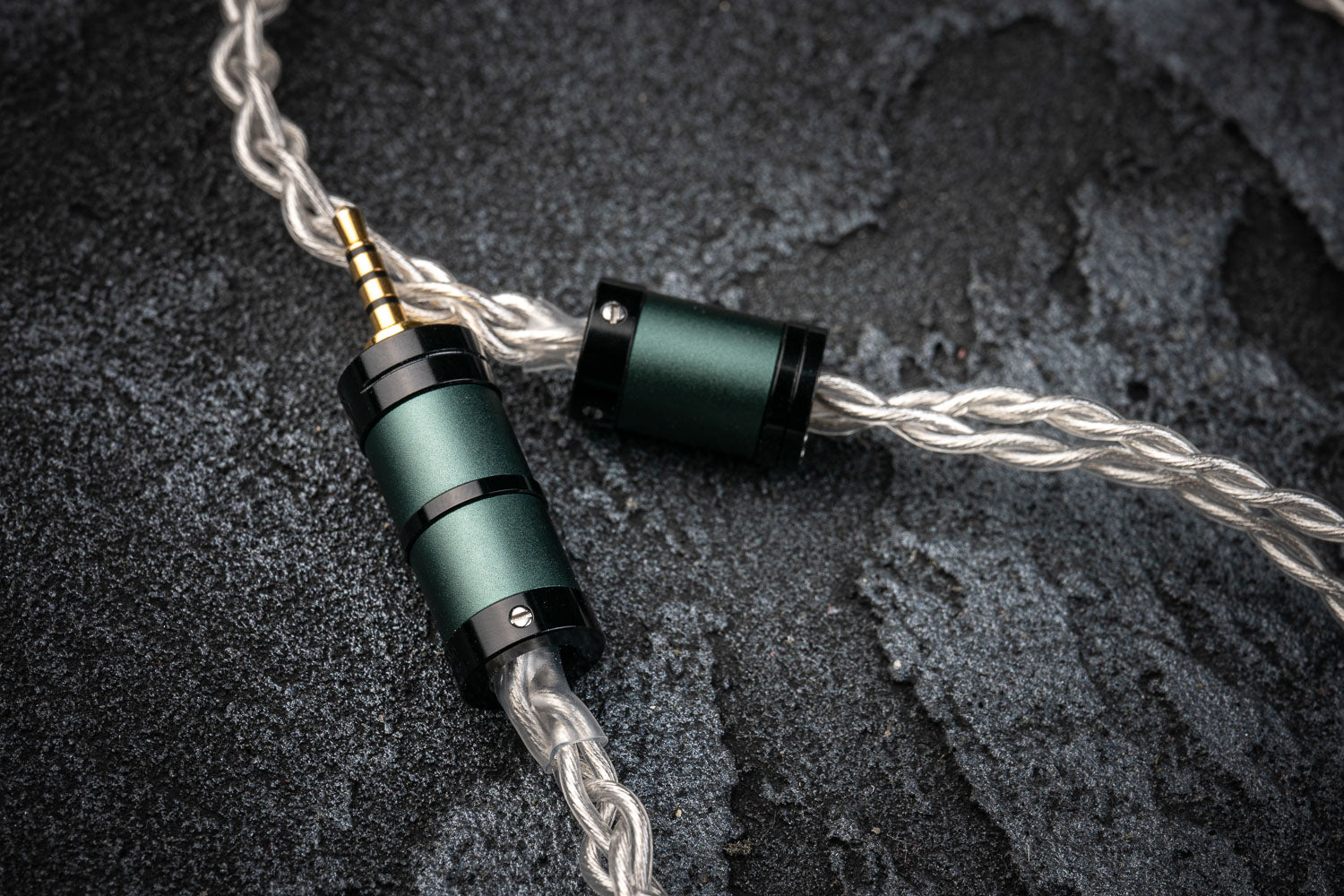 Halcyon Thera cable hardware close-up